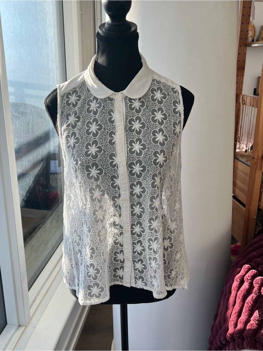 Super Cute! White Lace Sleeveless Button-Front Top with Peter Pan Collar